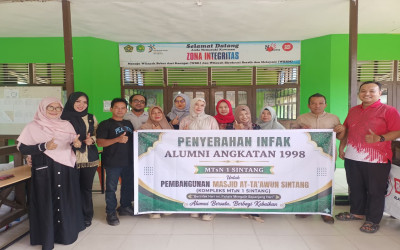 Alumni Angkatan 1998 MTs Negeri 1 Sintang Salurkan Donasi untuk Pembangunan Masjid At-Ta’awun