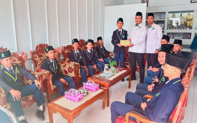 Tim Futsal Kamsa 48 MTs Negeri 1 Sintang Donasikan Uang Pembinaan untuk Pembangunan Masjid At-Ta'awun