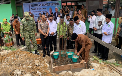 Bupati Sintang Pimpin Peletakan Tapak Pertama Pembangunan Masjid At-Ta'awun