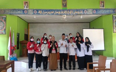 Murid MTsN 1 Sintang Terima Vaksin MR dari Puskesmas Tanjung Puri