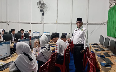 Kepala Kemenag Sintang Tinjau Pelaksanaan TKA MTs Negeri 1 Sintang