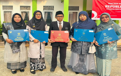 GTK MTs Negeri 1 Sintang Terima Penghargaan Satya Lencana Karya Satya