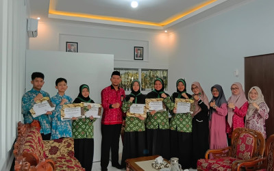 Kepala MTs Negeri 1 Sintang Melepas Tim Riset ke Tingkat Nasional
