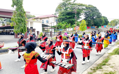 Drumband Darasuti MTs Negeri 1 Sintang Tampil Memukau di Karnaval Hari Kartini 2026
