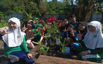 MTsN 1 Sintang Peduli Lingkungan melalui Program ASRI dan Ekoteologi